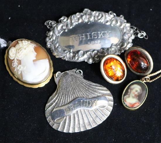 An oval cameo brooch depicting Flora, in 9ct gold mount, a porcelain portrait pendant on 10K gold chain and three other items,